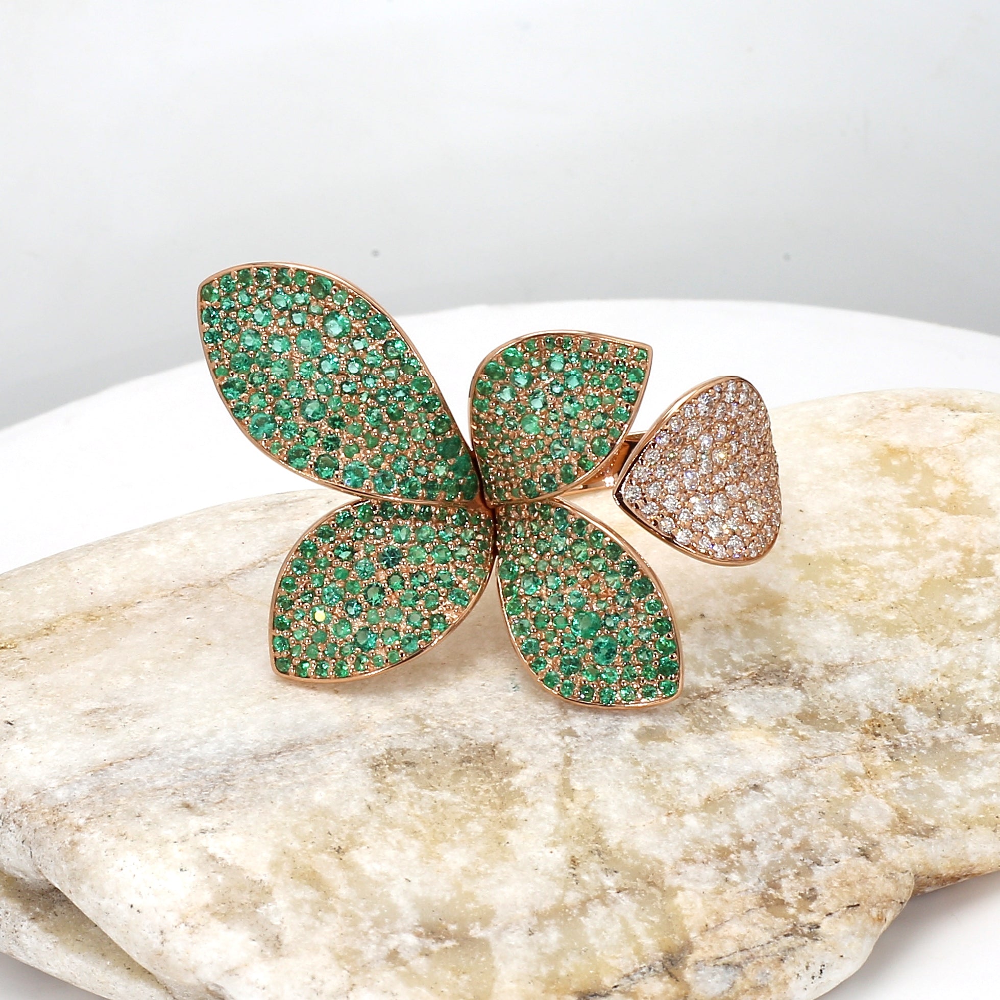 Exquisite Emerald and Diamonds Ring